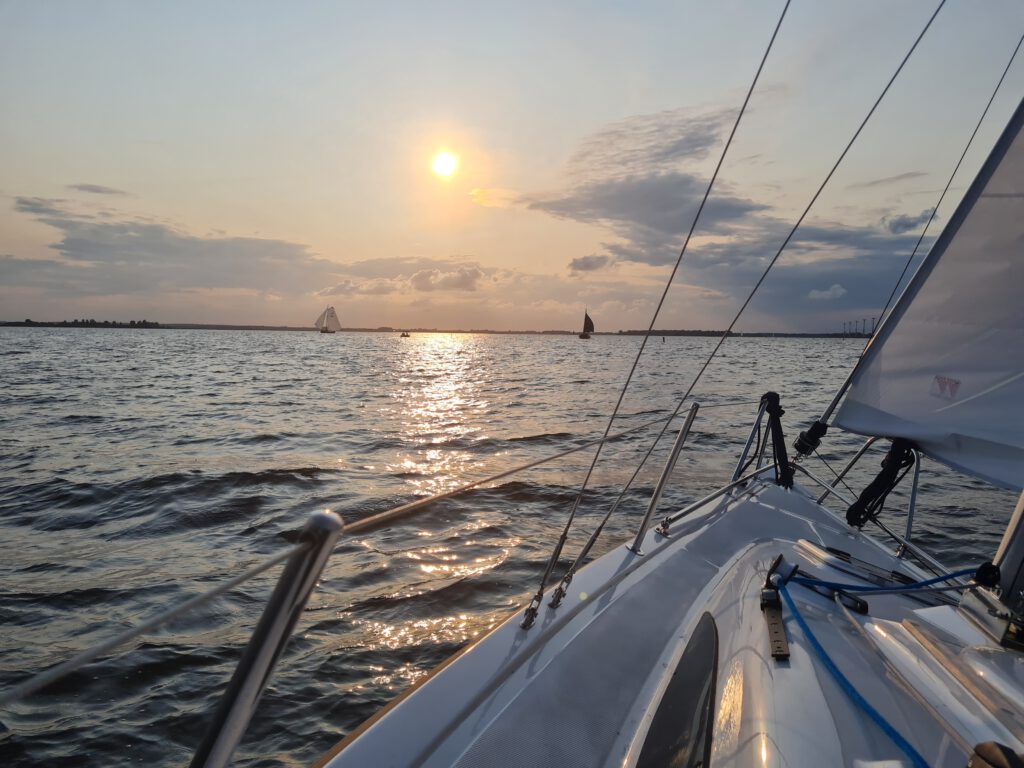 VIKO S 21 zeilboot in de avond